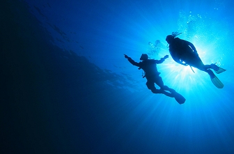 Two divers descending with no reference line